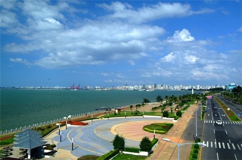 琉星在石壁刻字